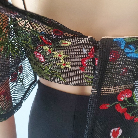 Vone Knit Embroidered Cropped Top Size Small NWT - Picture 10 of 13